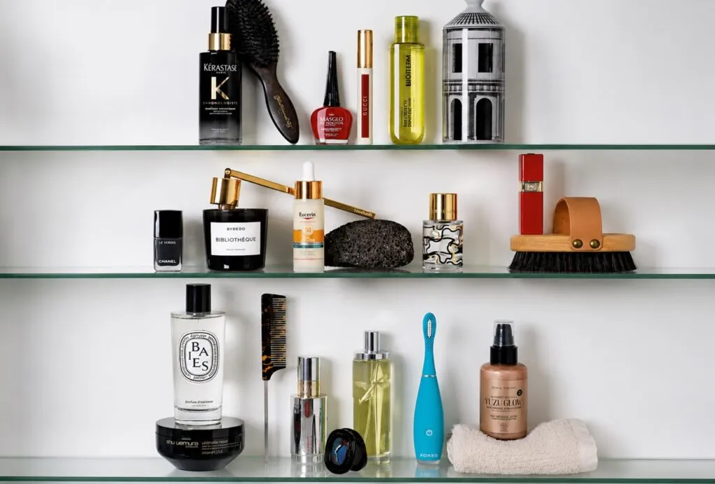 Rutina beauty con productos de cuidado facial y maquillaje inspirados en las tendencias del verano 2026.