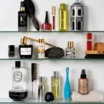 Rutina beauty con productos de cuidado facial y maquillaje inspirados en las tendencias del verano 2026.