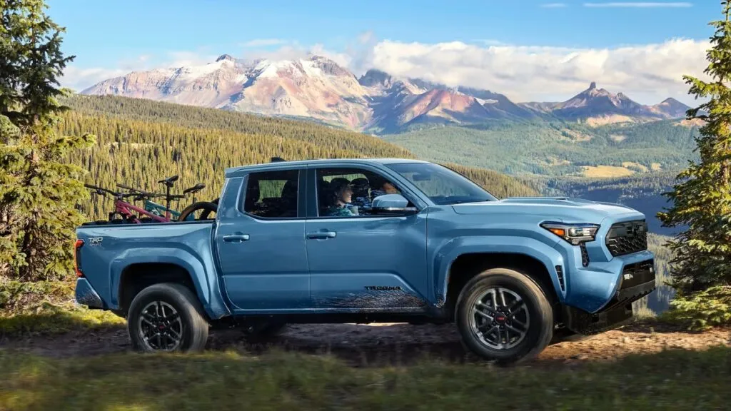 Planta de manufactura de Toyota con líneas de ensamblaje de camionetas en una instalación industrial moderna.