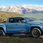 Planta de manufactura de Toyota con líneas de ensamblaje de camionetas en una instalación industrial moderna.