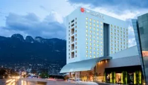 Turismo de negocios fortalece la demanda hotelera en Monterrey con mayor actividad empresarial y conectividad aérea.