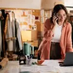 Emprendedor usando vender en grupos de Facebook para atraer primeros clientes en México mediante estrategias de marketing digital.
