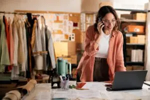 Emprendedor usando vender en grupos de Facebook para atraer primeros clientes en México mediante estrategias de marketing digital.