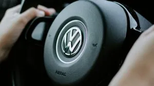 Panorama sobre la caída de las entregas globales de Volkswagen y el impacto del mercado chino.