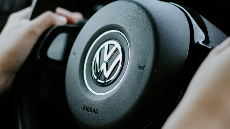 Panorama sobre la caída de las entregas globales de Volkswagen y el impacto del mercado chino.