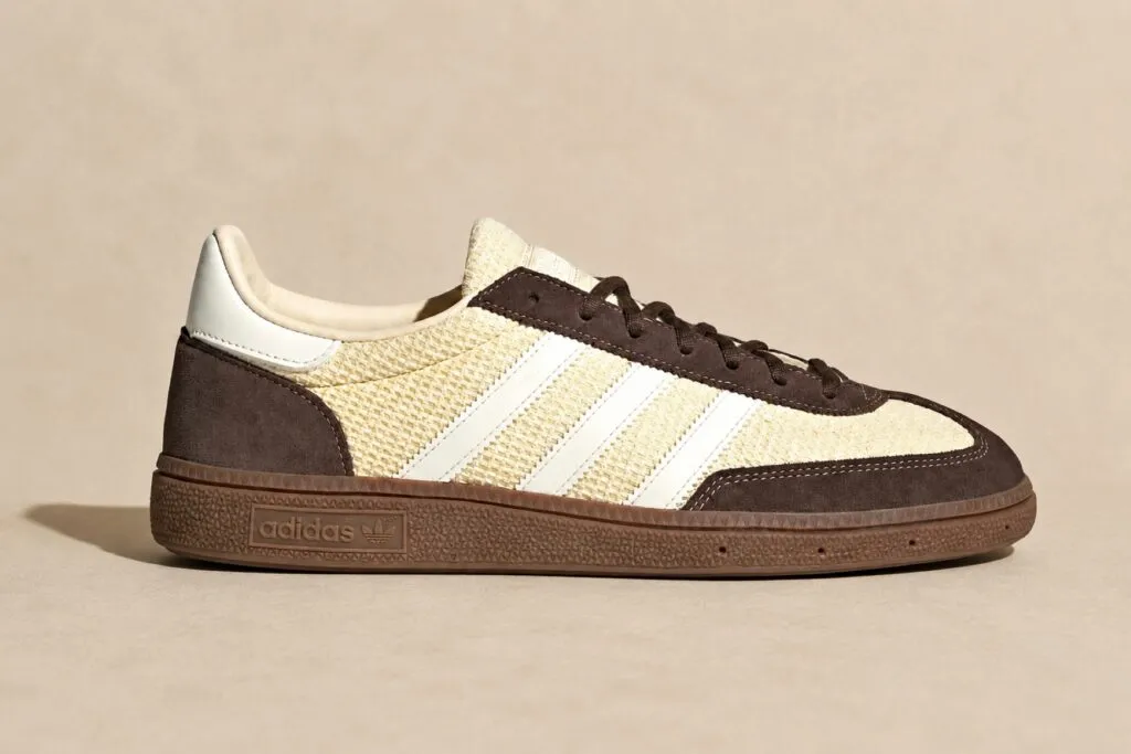 Adidas Handball Spezial en tonos café y crema con piel, suela de goma y estética retro