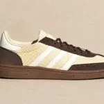 Adidas Handball Spezial en tonos café y crema con piel, suela de goma y estética retro