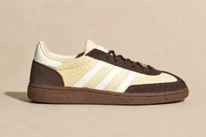 Adidas Handball Spezial en tonos café y crema con piel, suela de goma y estética retro