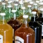 Aguardiente artesanal elaborado con caña en Mahuixtlán, Veracruz