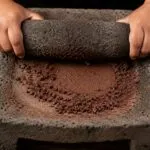 Chocolate de metate elaborado con cacao sobre piedra volcánica mediante una técnica artesanal mexicana