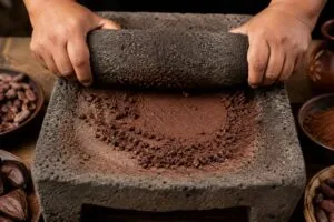 Chocolate de metate elaborado con cacao sobre piedra volcánica mediante una técnica artesanal mexicana