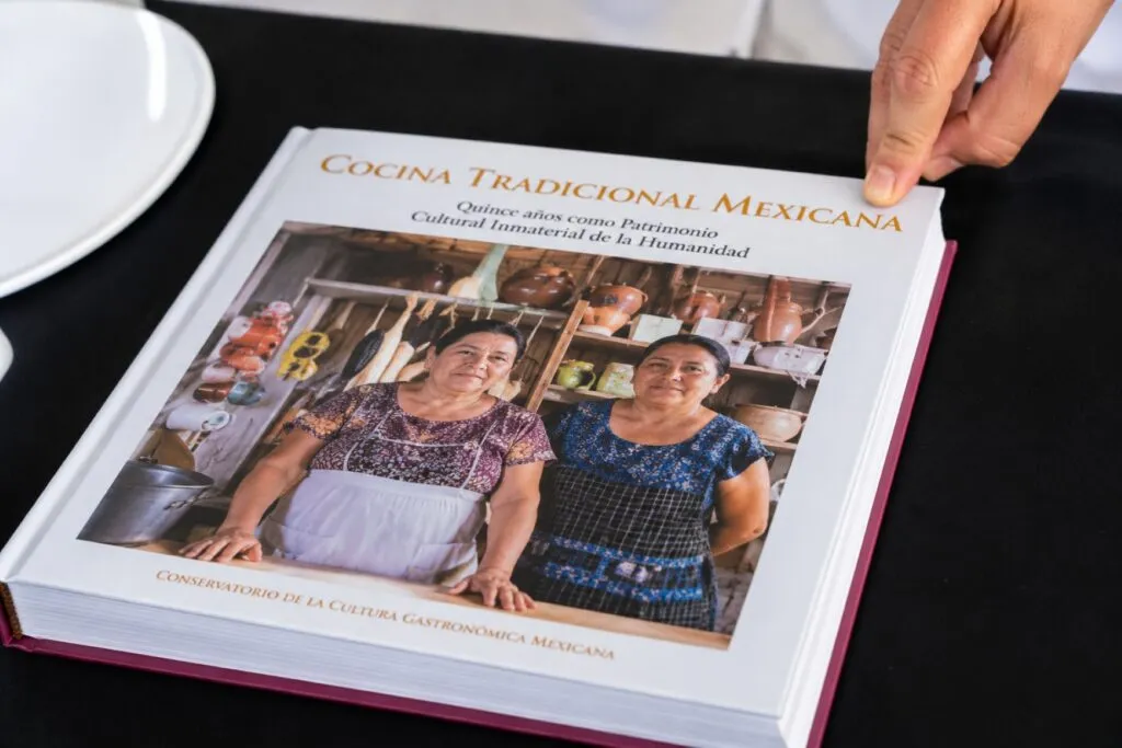 Cocina tradicional mexicana representada con ingredientes, saberes y biodiversidad que forman parte del patrimonio cultural de México.