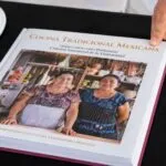 Cocina tradicional mexicana representada con ingredientes, saberes y biodiversidad que forman parte del patrimonio cultural de México.