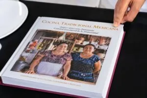 Cocina tradicional mexicana representada con ingredientes, saberes y biodiversidad que forman parte del patrimonio cultural de México.