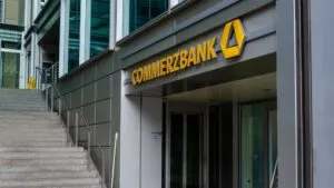 Commerzbank obtiene un beneficio récord mientras UniCredit incrementa su participación en el banco alemán.