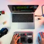 Creadores de contenido en universidad desarrollando habilidades para la economía digital y nuevas oportunidades laborales