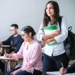 Educación femenina en aulas modernas impulsa el desarrollo económico y la igualdad de oportunidades.