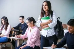 Educación femenina en aulas modernas impulsa el desarrollo económico y la igualdad de oportunidades.