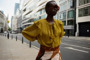 Zara apuesta por el amarillo, un color luminoso que gana terreno en los looks de otoño