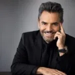 Eugenio Derbez durante un evento relacionado con su carrera internacional y su fortuna.