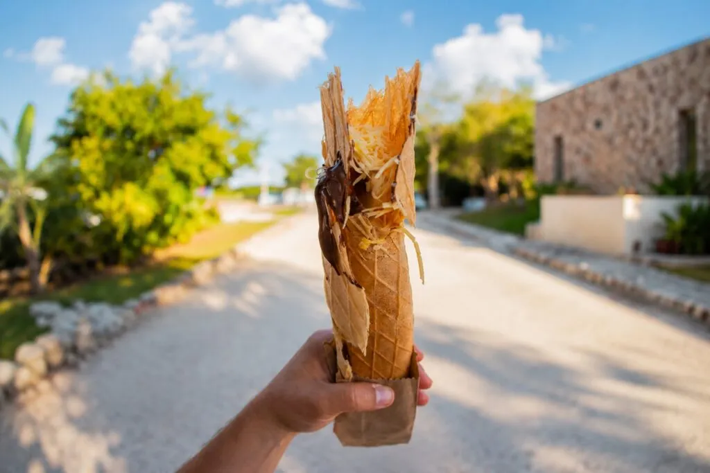 Feria del Queso de Bola en Cancún con gastronomía regional y productos de emprendedores locales