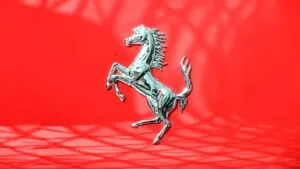 Ferrari Luce, primer automóvil eléctrico de producción de Ferrari, preparado para su subasta durante Monterey Car Week.