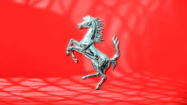 Ferrari Luce, primer automóvil eléctrico de producción de Ferrari, preparado para su subasta durante Monterey Car Week.
