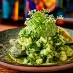 Gastronomía en Oaxaca con propuestas culinarias, diseño y arte dentro de una casona histórica del centro de la ciudad mexicana.