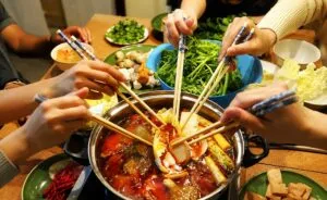 Happy Lamb Hot Pot en Polanco con caldos e ingredientes de cocina china para compartir en CDMX
