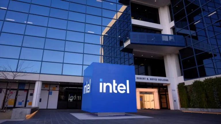 Intel prepara una oferta de acciones para financiar fábricas, maquinaria y oportunidades vinculadas con inteligencia artificial