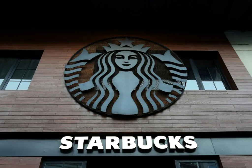 Starbucks China cambia su modelo para impulsar su expansión y fortalecer su presencia en el mercado chino.