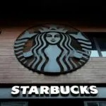 Starbucks China cambia su modelo para impulsar su expansión y fortalecer su presencia en el mercado chino.