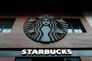 Starbucks China cambia su modelo para impulsar su expansión y fortalecer su presencia en el mercado chino.