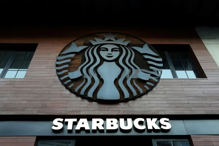 Starbucks China cambia su modelo para impulsar su expansión y fortalecer su presencia en el mercado chino.
