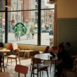Starbucks renueva sus cafeterías en México con espacios más cómodos para mejorar la experiencia de clientes y comunidad.