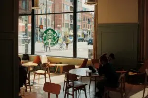 Starbucks renueva sus cafeterías en México con espacios más cómodos para mejorar la experiencia de clientes y comunidad.