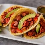 Tacos de salchicha en un puesto de comida de la Ciudad de México con propuesta gastronómica innovadora.