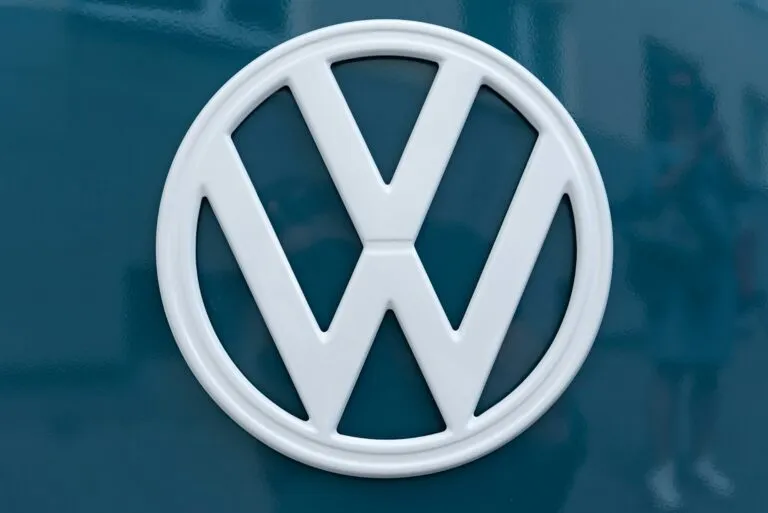 Aumento salarial de Volkswagen para trabajadores de Puebla con nuevas prestaciones laborales.