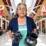 Artesanos de Oaxaca trabajan piezas de arte popular antes del reconocimiento entregado por el MEAPO.