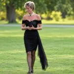 Vestido de la venganza de Diana, símbolo de moda, autonomía femenina e identidad pública, exhibido antes de su subasta.