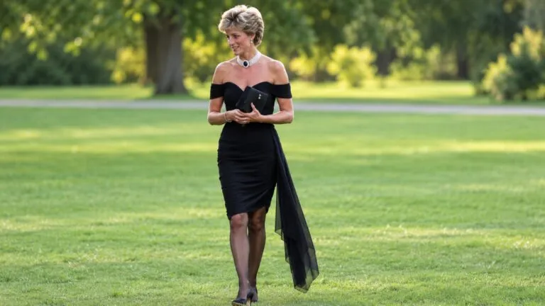 Vestido de la venganza de Diana, símbolo de moda, autonomía femenina e identidad pública, exhibido antes de su subasta.