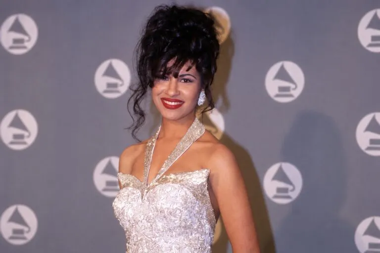 Legado de Selena Quintanilla representado con música, moda, licencias y artículos oficiales vinculados con su marca familiar.
