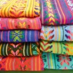 Rebozo mexicano tejido a mano muestra técnicas artesanales y conocimientos transmitidos entre generaciones.