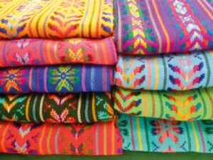 Rebozo mexicano tejido a mano muestra técnicas artesanales y conocimientos transmitidos entre generaciones.