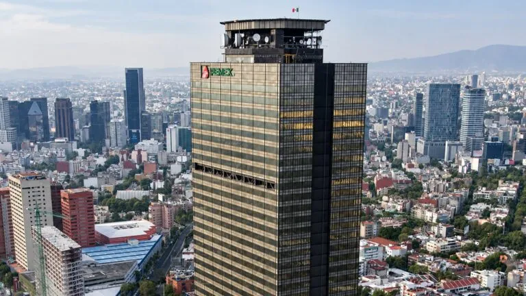Pemex recibirá apoyo federal en 2027 para atender sus compromisos financieros