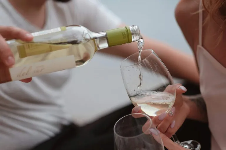 Botella y copas de vino blanco representan nuevas tendencias de consumo y renovación de productos entre las bodegas internacionales.