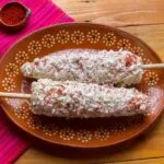 Elote preparado con mayonesa, queso, chile y limón durante las celebraciones del Grito en Tuxtla Gutiérrez.