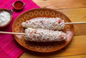 Elote preparado con mayonesa, queso, chile y limón durante las celebraciones del Grito en Tuxtla Gutiérrez.