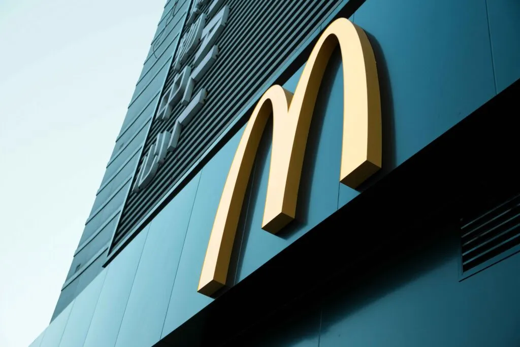 Un dron transporta un pedido de McDonald’s sobre una zona moderna de Shanghái, donde funciona una ruta aérea de reparto.