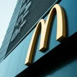 Un dron transporta un pedido de McDonald’s sobre una zona moderna de Shanghái, donde funciona una ruta aérea de reparto.